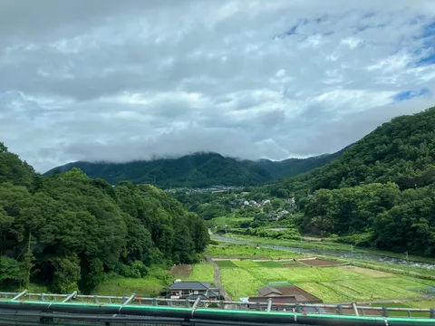 山間の集落と田園風景