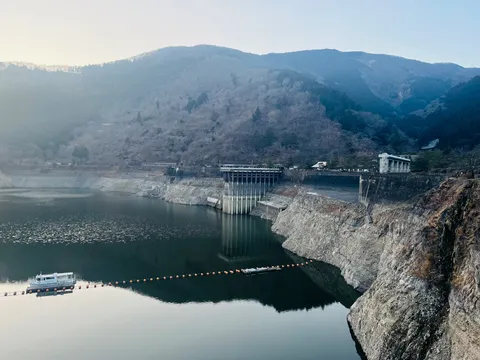 静寂の水面と雄大なダム
