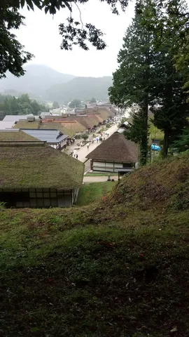 茅葺きの町並みに雨の気配
