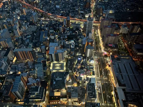 光の軌跡が描く都会の夜景