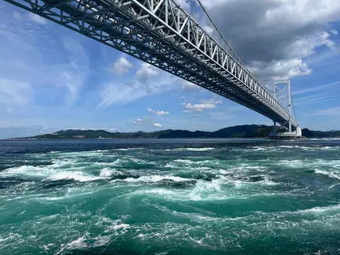 渦巻く海と巨大な橋梁