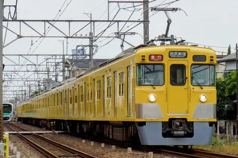 黄色い電車、西武新宿行き