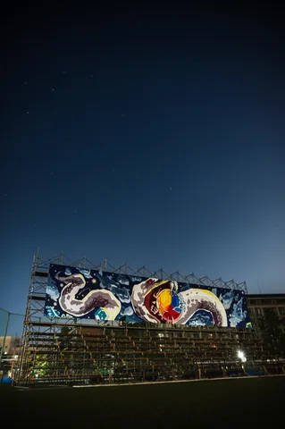 夜空に現れた巨大な白蛇