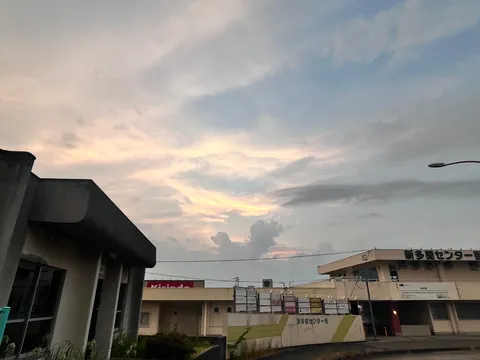 夕焼け雲と寂れた商店街