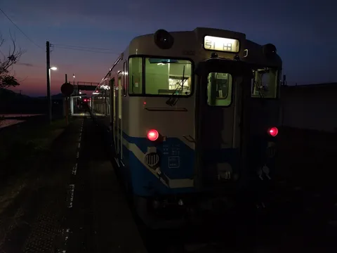 夜の駅に佇む、旅立ちの予感