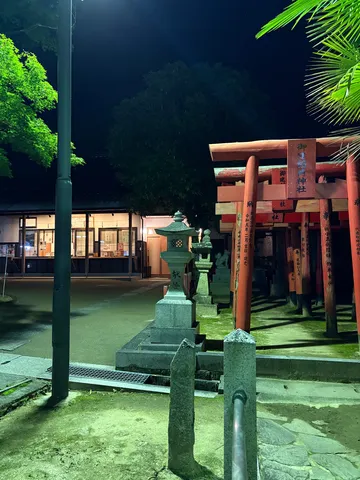 提灯が灯る幻想的な神社夜景