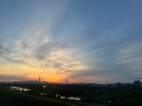 茜色の空と川面に映る光