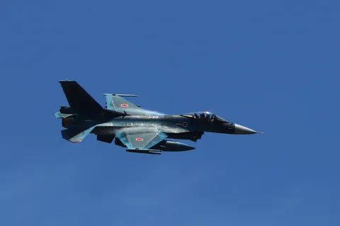 青空を滑る銀翼の影