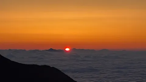 雲海に沈む紅い太陽