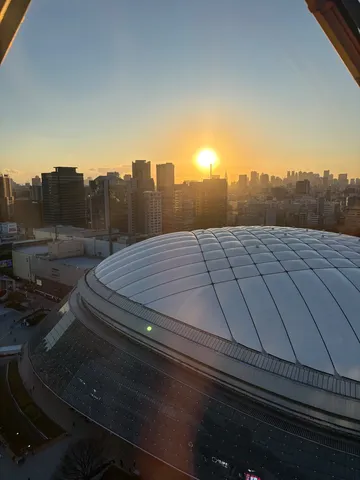 夕映えのドーム、光の街