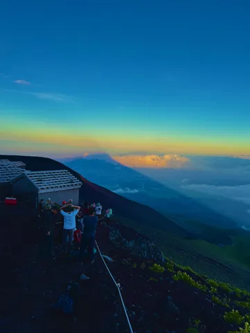 朝焼けの山頂と人影