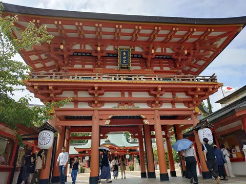 朱色の鳥居、夏の装い