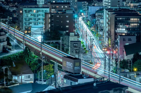 夜を駆ける光の軌跡