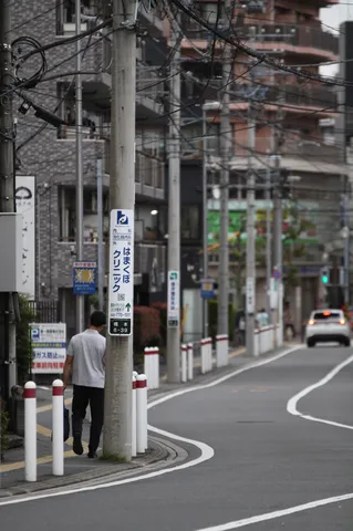 電線とクリニックの看板、都会の日常