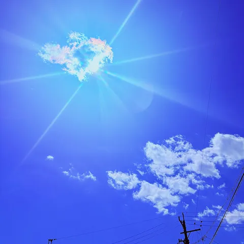 太陽の光芒と青い空