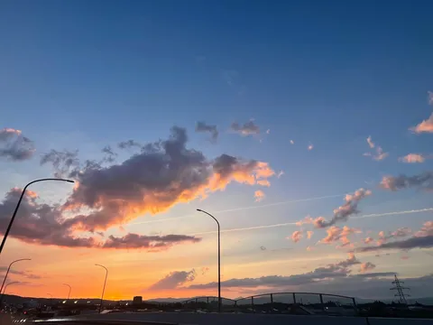 茜色に染まる街の夕暮れ