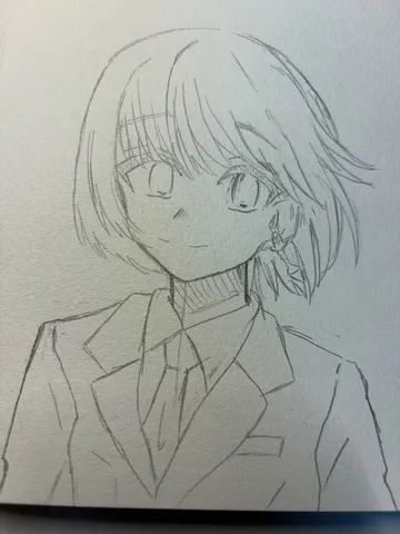 クールなスーツと柔らかな表情