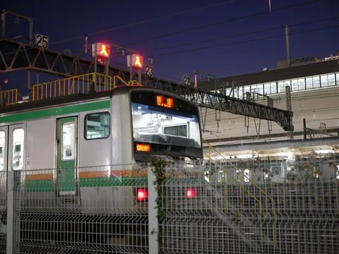 夜の駅、電車の灯り