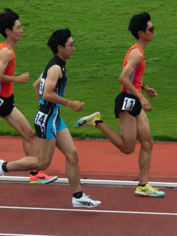 トラックを駆け抜けるアスリートたち