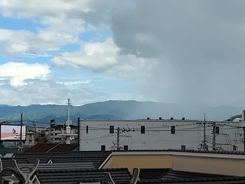 雨雲が迫る街と空