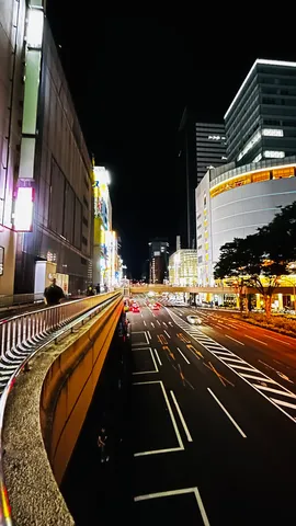 都会の夜景、流れる光の軌跡