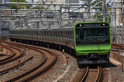 鉄路を駆ける緑の先頭車
