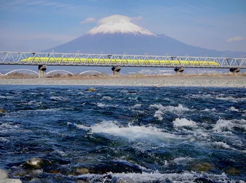 名峰と駆け抜ける色彩
