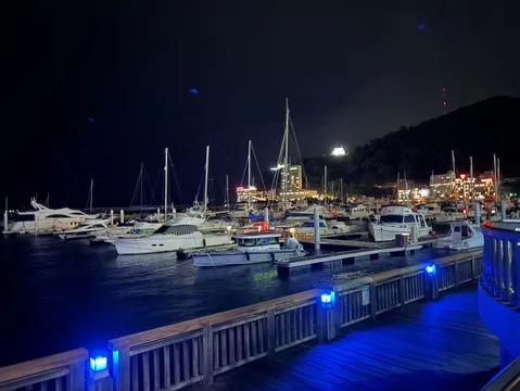 夜風と灯りの港物語