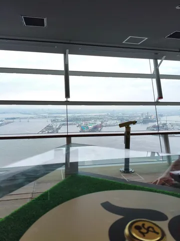 望遠鏡越しの港町