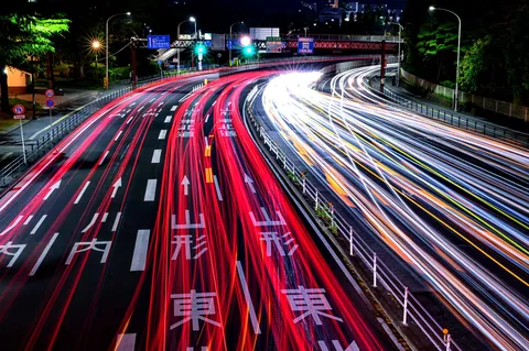 光が描く、夜の動脈