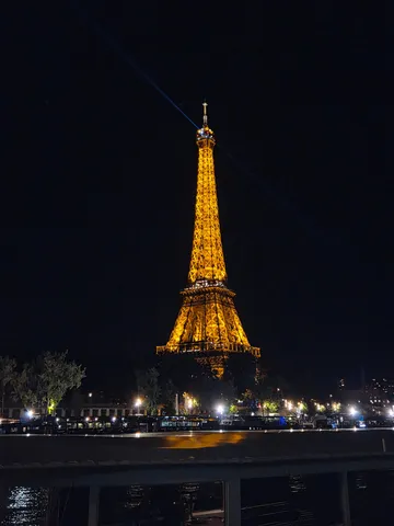 夜空を染めるエッフェル塔の灯り