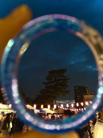 夜空と祭りの光の輪