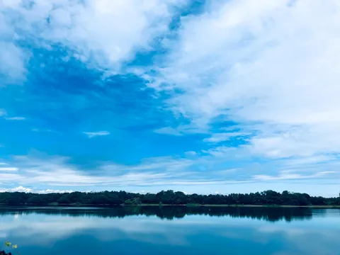 空と湖の静けさ