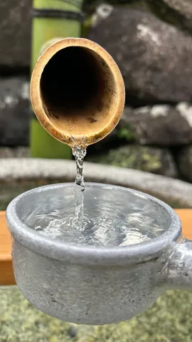 竹筒から注ぐ清流