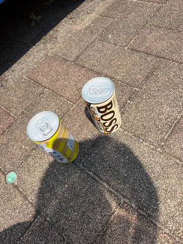 午後の日差しと、ふたつの缶コーヒー