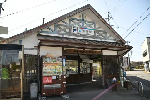 昭和レトロな駅舎と自販機