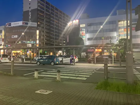 夜の帳、静かな交差点