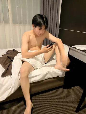スマホに夢中なリラックスタイム