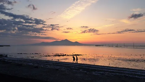湖面に映る夕暮れの詩
