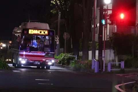 夜の街を照らすハイブリッドバス