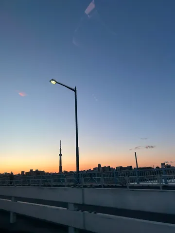 茜色に染まる空と街