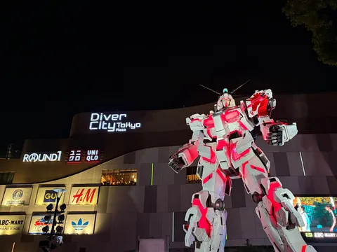夜空にそびえる鋼鉄の巨人