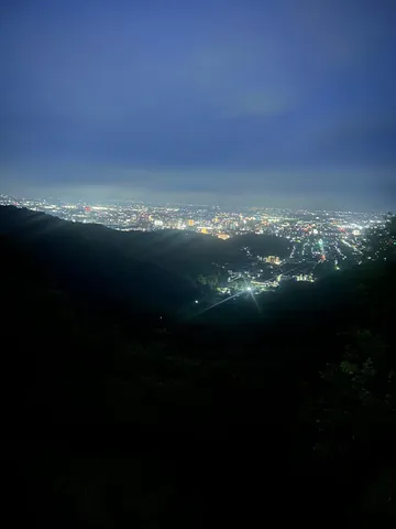 夜の街を見下ろす静かな眺め