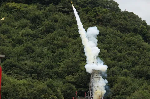 轟音とともに空へ