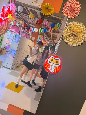 レトロな空間で弾ける笑顔