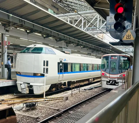 駅の日常、列車の静寂