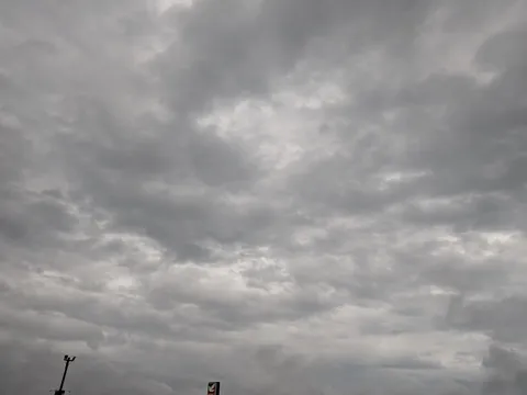重厚な雲の帳