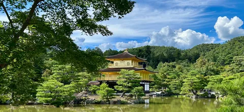 金色の寺院、新緑の競演