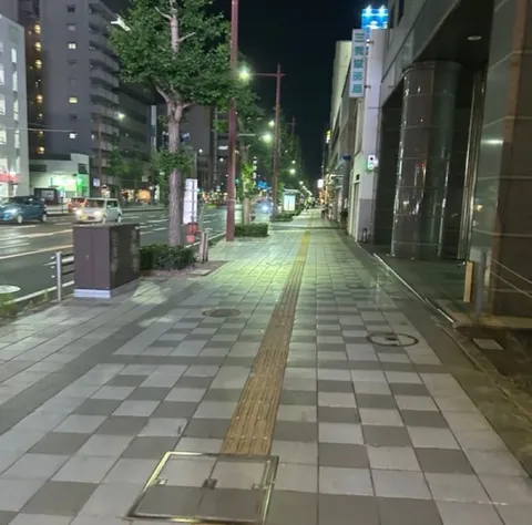 夜の街並み、静かな歩道