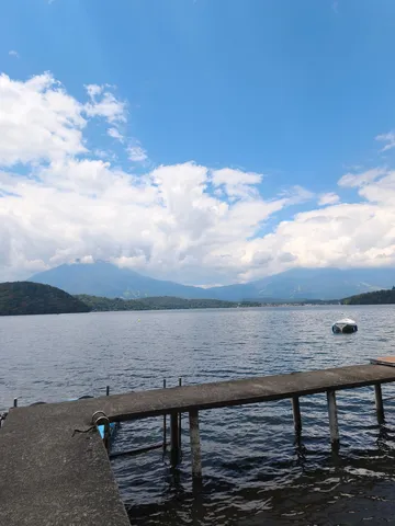 湖畔の桟橋、静かな時間